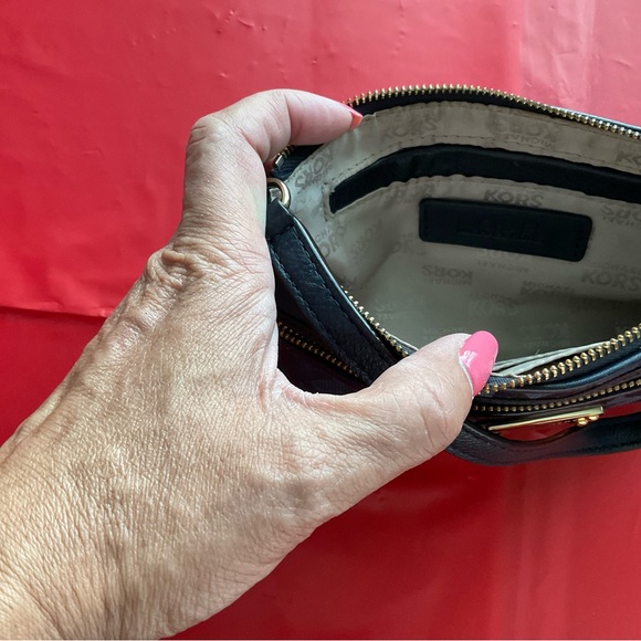 Michael Kors Wristlet Blue - Picture 5 of 7